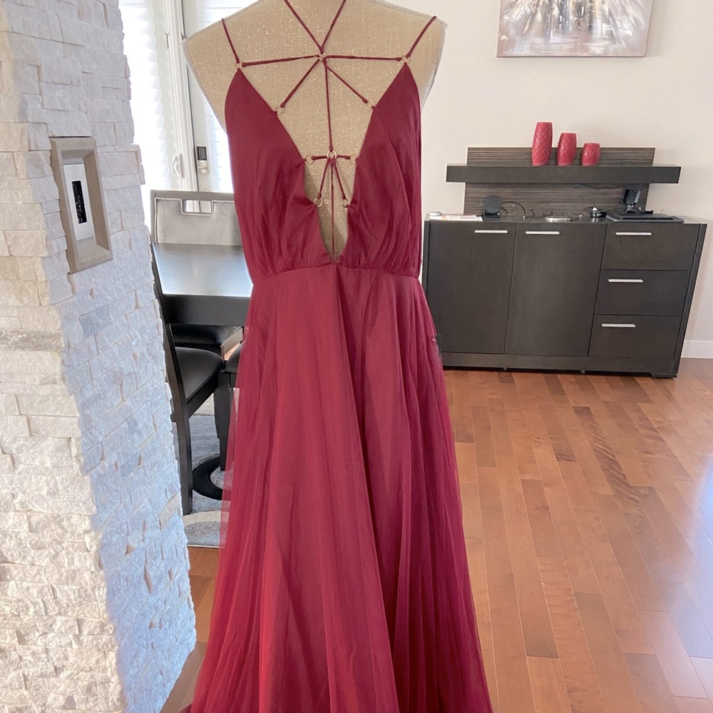 Elegant stroppy gown. Chiffon bottom. Burgandy